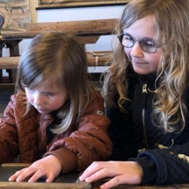 To børn ved skriverpult på Gærup skolemuseum