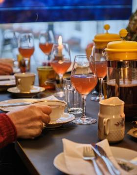 Foto af hånd og kaffekop illustrerende spisesteder under Faaborg Vinterdage