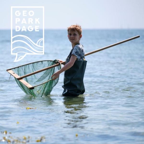 Foto med dreng med fiskenet og logo for Geopark Dage