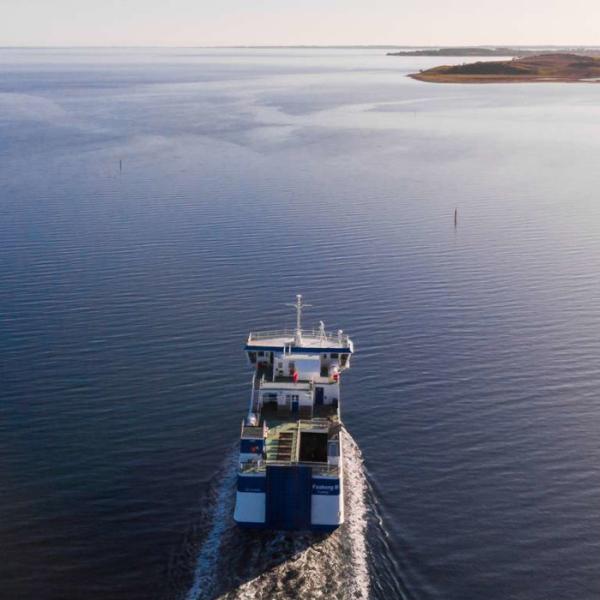 Dronefoto af Ø-færgen mellem Lyø og Avernakø på vej i Det Sydfynske Øhav