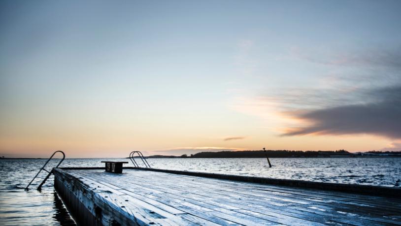 Badebro ved Klinten strand ved Faaborg solnedgang