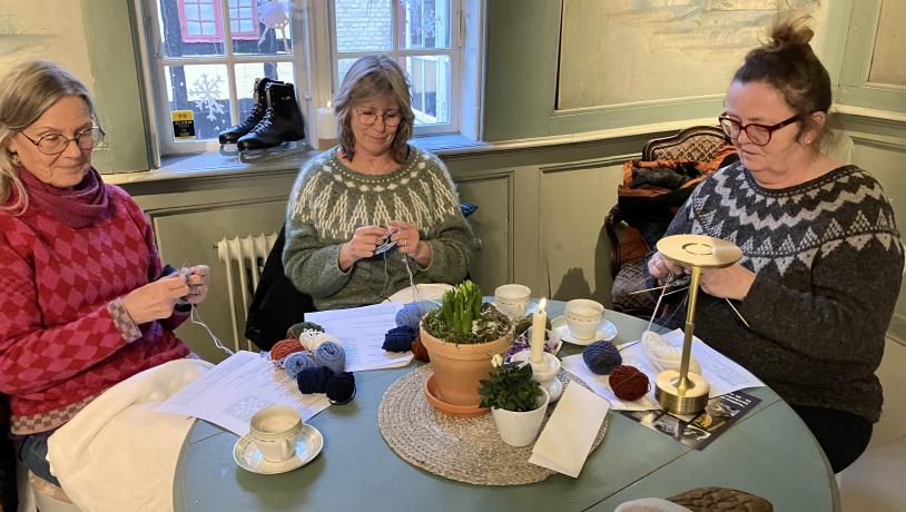 Samstrik i den Gamle Gaard - tre damer sidder og strikker