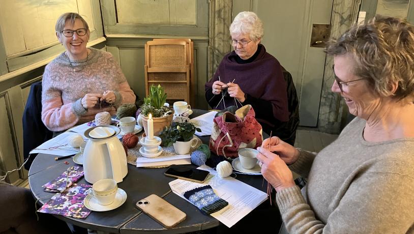 Samstrik i den Gamle Gaard - tre damer sidder og strikker