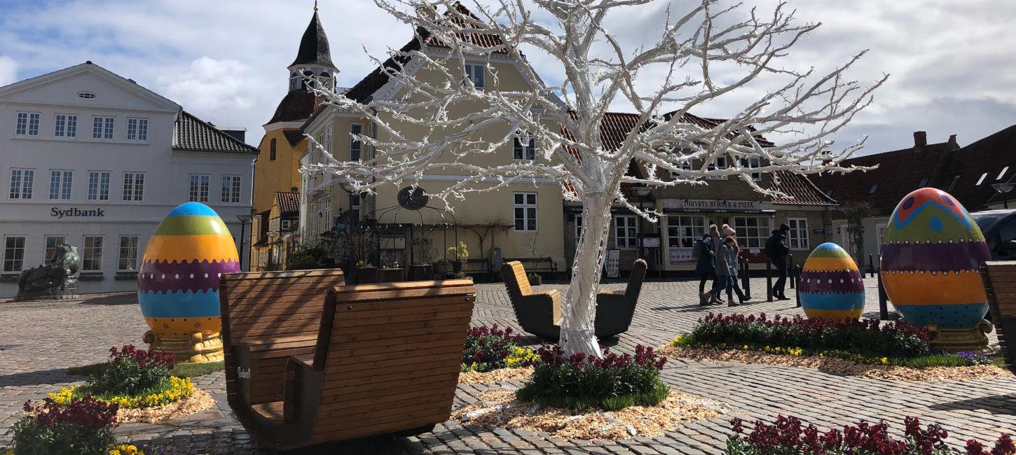 Torvet i Faaborg påskepyntet med kæmpeæg og møbler | Faaborg Påskefestival 2022