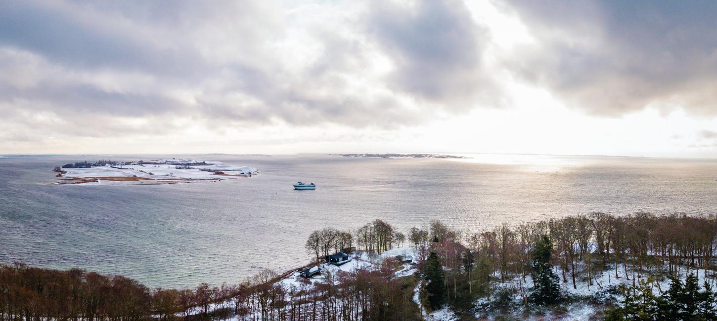 Dronefoto og vue til Ø-færgen, Bjørnø og Avernakø med sne