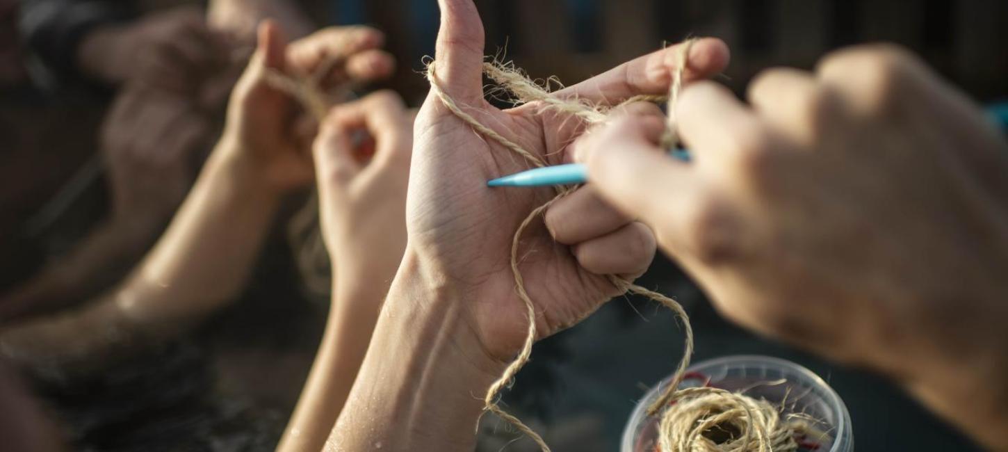 Event Knitting by the Sea illustreret af strikkende hænder