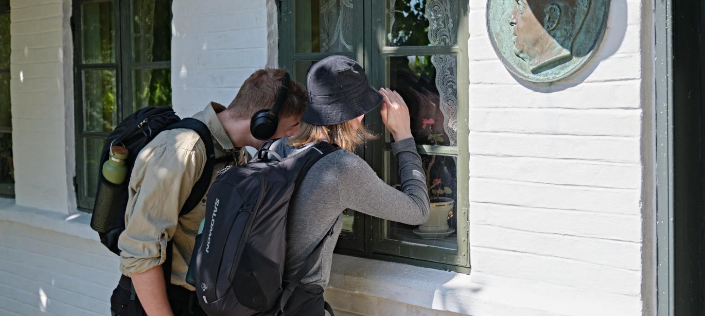Vandrere ved Carl Nielsens Barndomshjem i Nørre Lyndelse på Midtfyn | Carl Nielsens Camino | VisitFaaborg