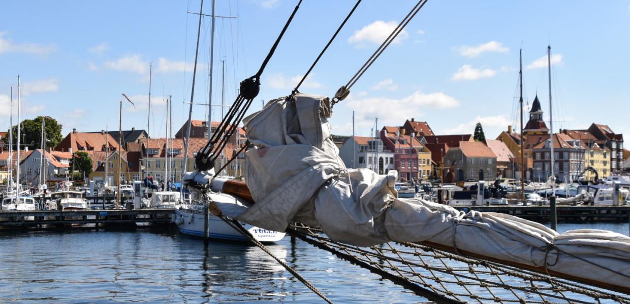 Faaborg Havn med blå himmel