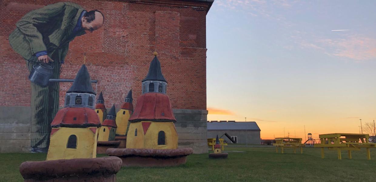 Faaborg Dyrkeren kunstværk | Vægmaleri og miniature Klokketårne | VisitFaaborg