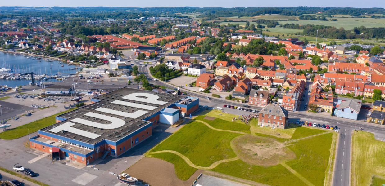 Tulipbygningen i Faaborg set fra luften | Kunst i Tulip | VisitFaaborg