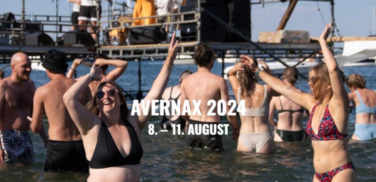 Musikfestival Avernax 2024 på Avernakø i Det Sydfynske Øhav gæster til fest dansende i vand