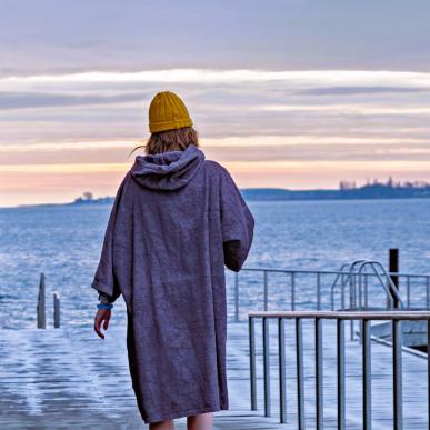 Kvinde i badekåbe og strikhue på Faaborg Havnebad
