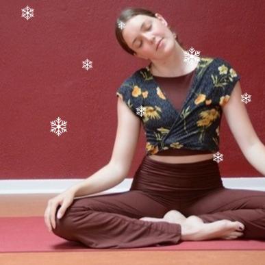 Ung kvinde til yoga illustrerer event yoga og vinterhygge under Faaborg Vinterdage 2024