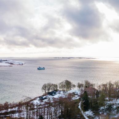 Dronefoto og vue til Ø-færgen, Bjørnø og Avernakø med sne