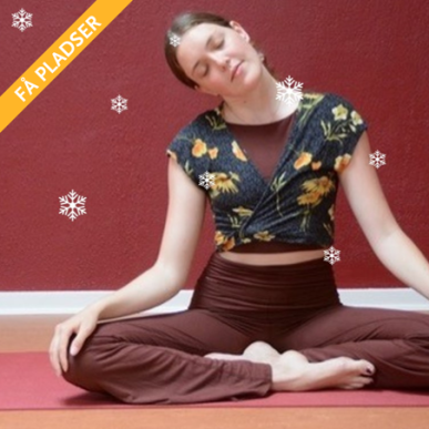 Yoga og vinterhygge illustreret med kvinde der dyrker Yoga