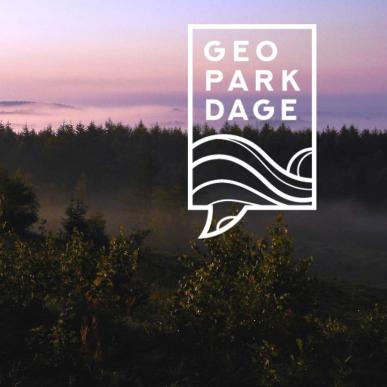 Formiddagsvandring i Svanninge Bakker illustreret med Svanninge Bakker i solopgang med geopark logo