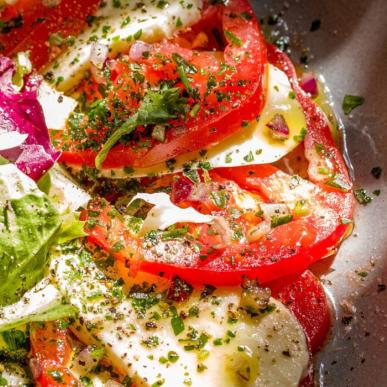 Südfünischer Frühlingstomatensalat illustriert Orte zum Essen in Faaborg-Midtfyn