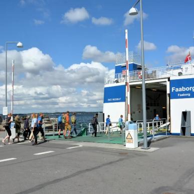 Passagerer på vej ombord på Ø-færgen til Lyø og Avernakø sommer | VisitFaaborg