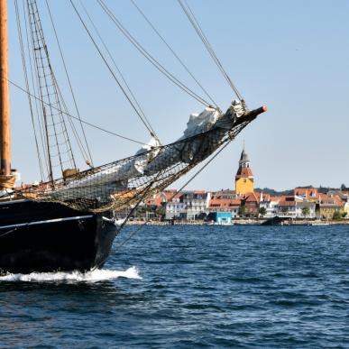 Galeasen Haabet af Faaborg på vej ud fra Faaborg | VisitFaaborg