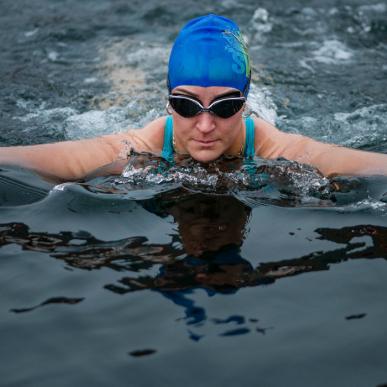 DM i issvømning afvikles i Faaborg | Deltager ved mesterskaberne i havnen | VisitFaaborg