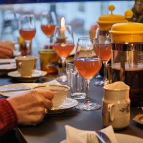 Foto af hånd og kaffekop illustrerende spisesteder under Faaborg Vinterdage