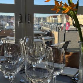 Borddækning hos Det Hvide Pakhus