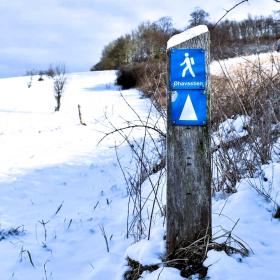 Øhavsstiens skilt dækket af sne