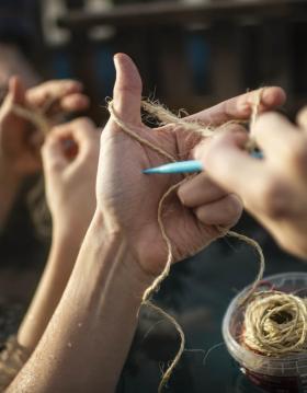 Event Knitting by the Sea illustreret af strikkende hænder