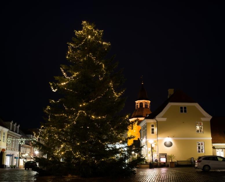 Udsigt fra Torvet til juletræ og Klokketårnet i Faaborg