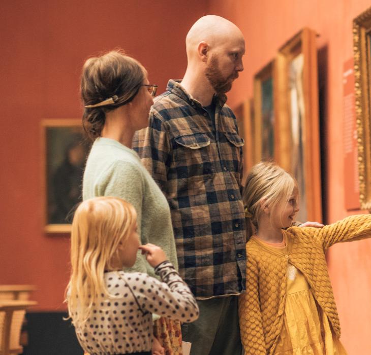 Familie med forældre og to piger betragter maleri på Faaborg Museum